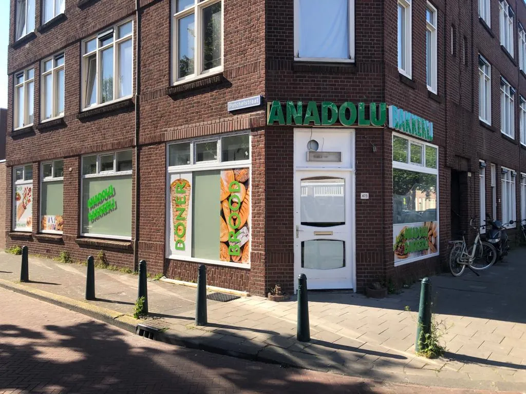 Gevelbelettering met groene letters op de winkelpui van Anadolu Bakkerij door ZON Reclame.
