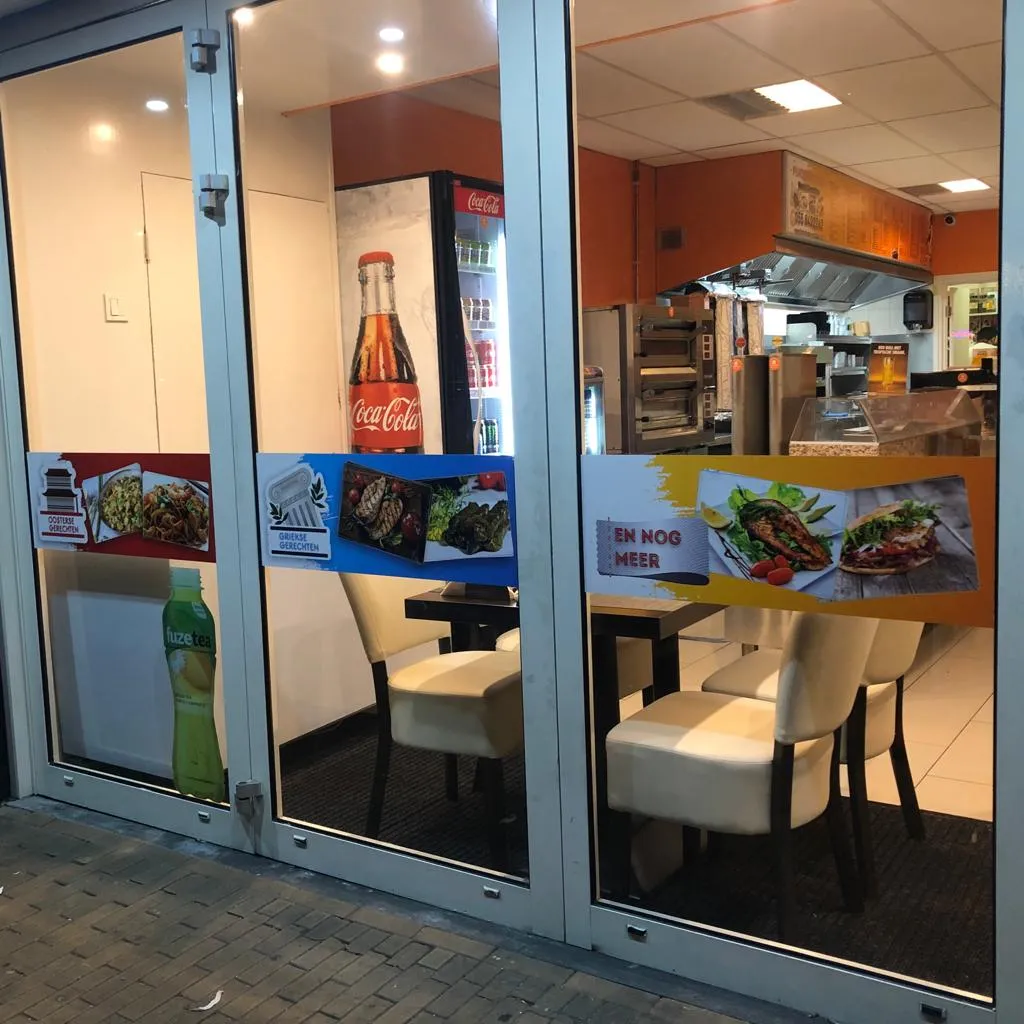 Full-colour interieurpanelen met gerechtenfoto's en categorieborden in een Grieks-Oosters eethuis, door ZON Reclame.