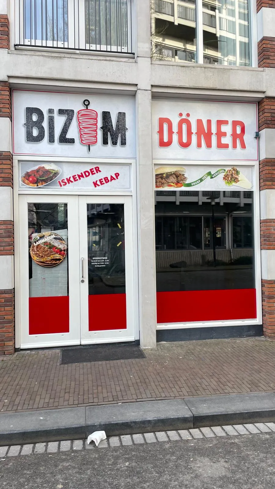Gevelbelettering met verlichte lichtreclame en etalagegraphics voor Bizim Döner door ZON Reclame.