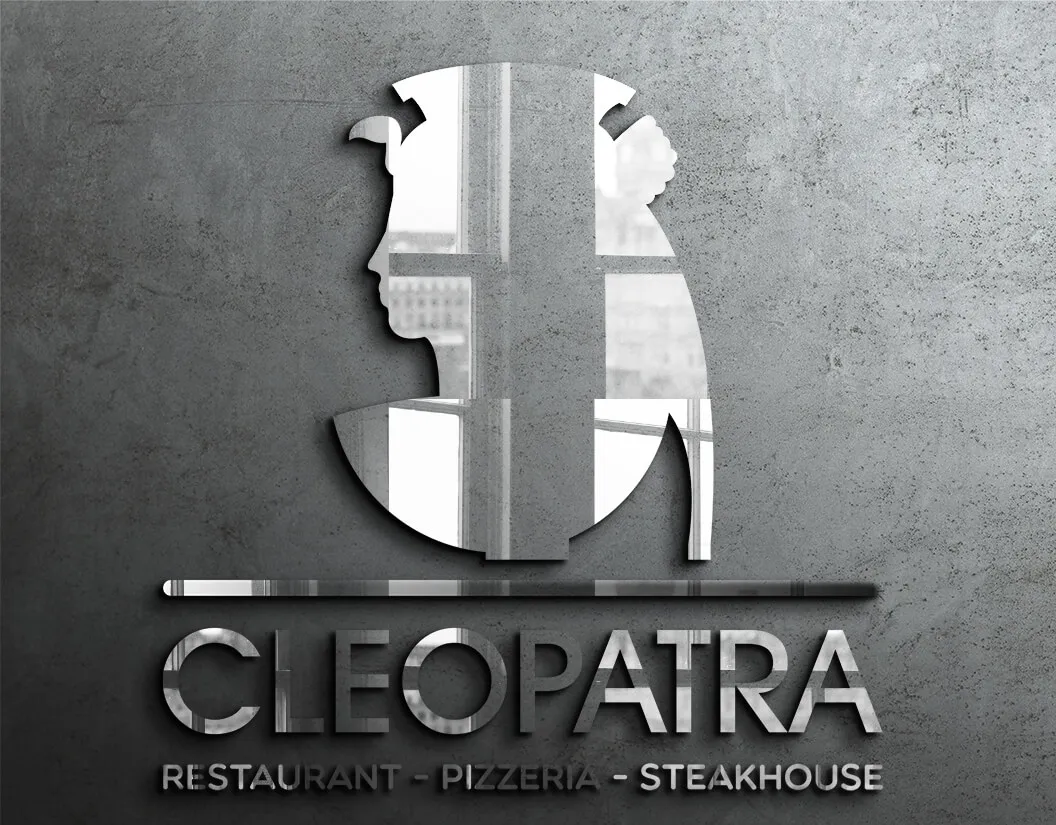 Logo- en huisstijlontwerp voor Cleopatra Restaurant, Pizzeria & Steakhouse — zilverkleurige 3D-letters op een betonnen wand.