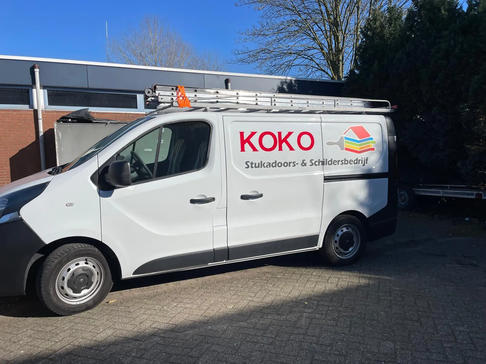 Voertuigbelettering op de bedrijfsbus van Koko Stukadoor & Schilder door ZON Reclame.