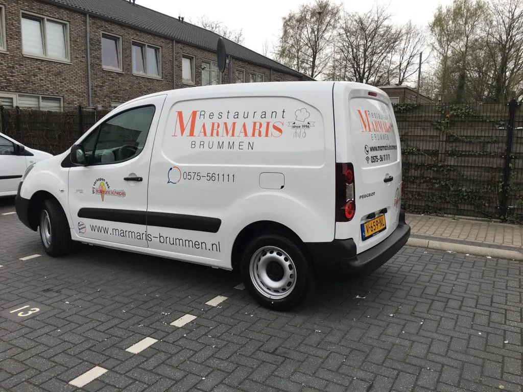 Autobelettering op de bedrijfswagen van Restaurant Marmaris in Brummen door ZON Reclame.