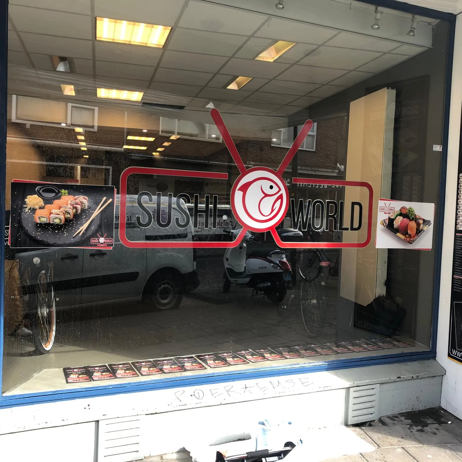 Raambelettering met logo en foto's van gerechten op de etalageruit van Sushi World.
